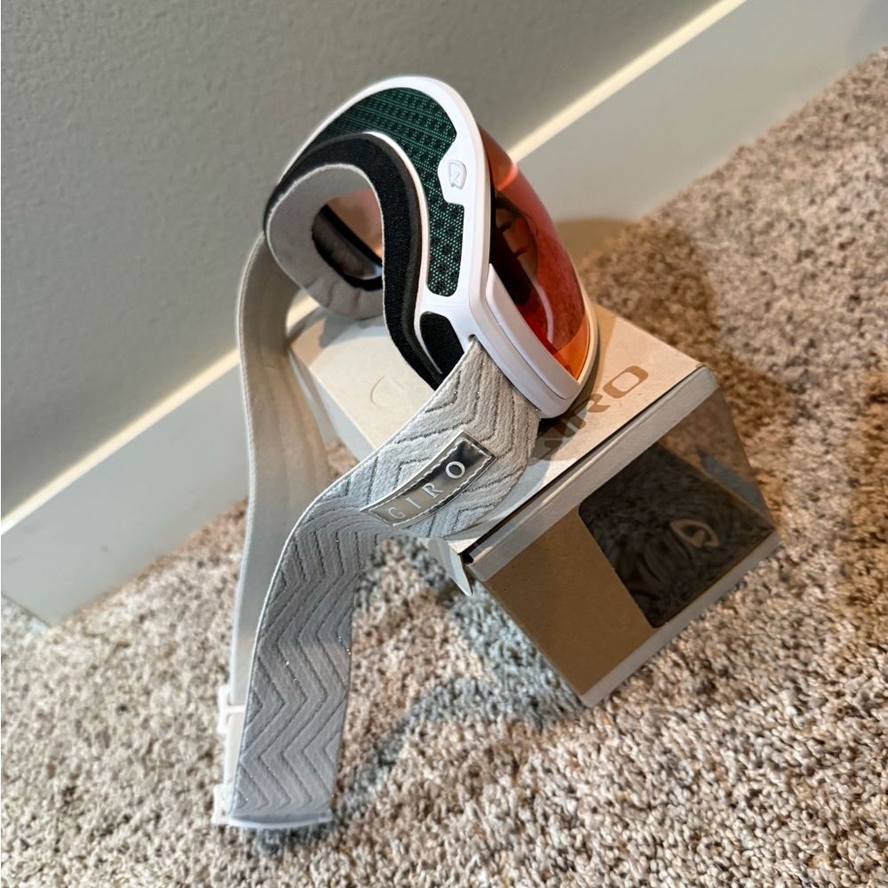 Snowboarding Goggles - Picture 4 of 7